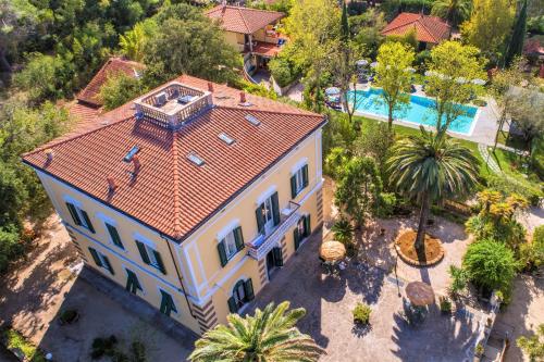 uma vista aérea de uma casa com piscina em Villa Teresa em Porto Azzurro