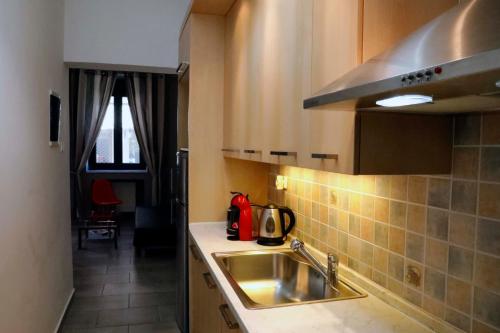 cocina con fregadero y fogones en Gazi Boutique Apartment 2, en Atenas