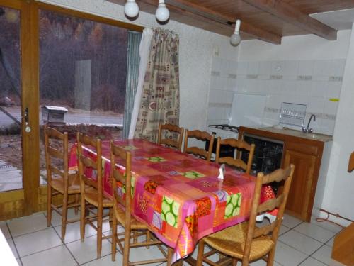 une salle à manger avec une table et des chaises dans l'établissement La Balme, à Puy-Saint-Vincent