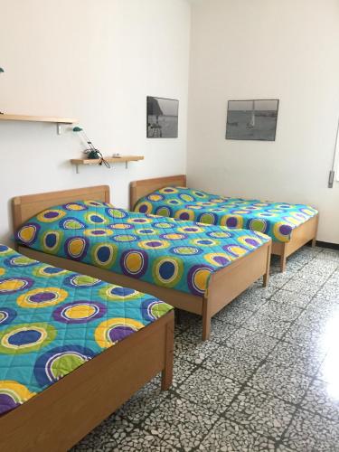 Cette chambre comprend 3 lits. dans l'établissement Appartamento Roggero, à Levanto