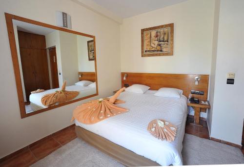 Säng eller sängar i ett rum på Casablanca Suites & Spa