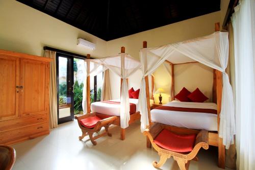Private Villa Wayan tesisinde bir odada yatak veya yataklar