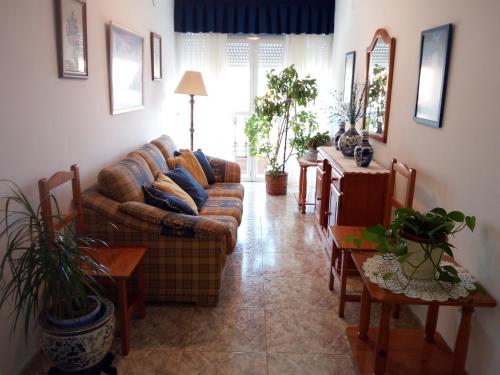 a living room with a couch and a table at Posada Gran Sol in Queveda