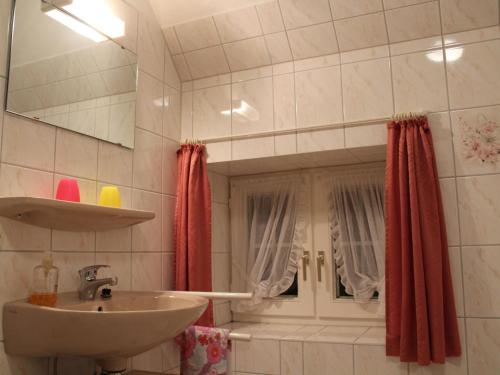 Ένα μπάνιο στο Geräumige Ferienwohnung mit Terrasse in Klütz