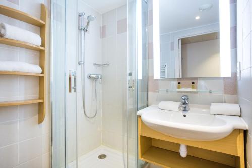 a bathroom with a sink and a shower at Hôtel Vacances Bleues Delcloy in Saint-Jean-Cap-Ferrat