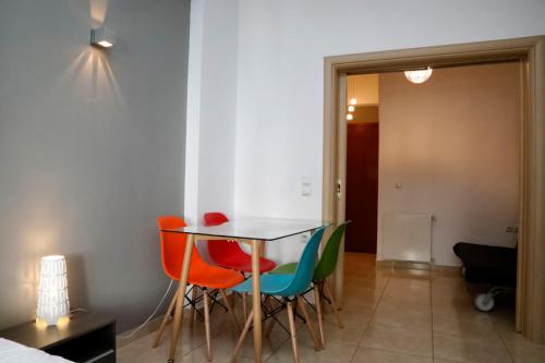 アテネにあるOmonoia Boutique Apartmentのダイニングルーム(テーブル、椅子4脚付)