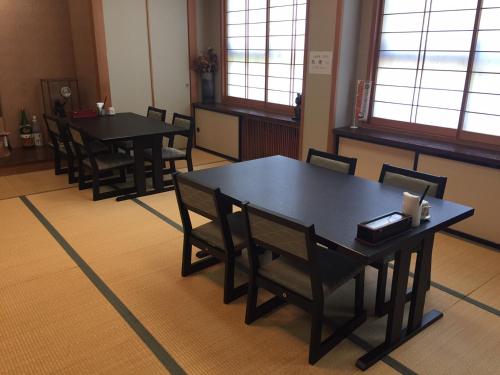 高山的住宿－田中傳統日式旅館，用餐室设有桌椅和窗户。