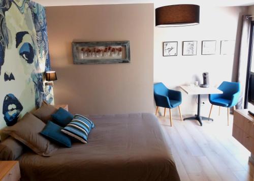 シス・フール・レ・プラージュにあるLe Clos des Barellesのベッドルーム1室(ベッド1台、テーブル、椅子付)