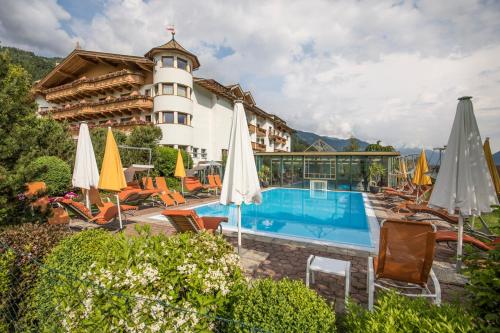 Poolen vid eller i närheten av Hotel Magdalena im Zillertal - Urlaub mit Hund