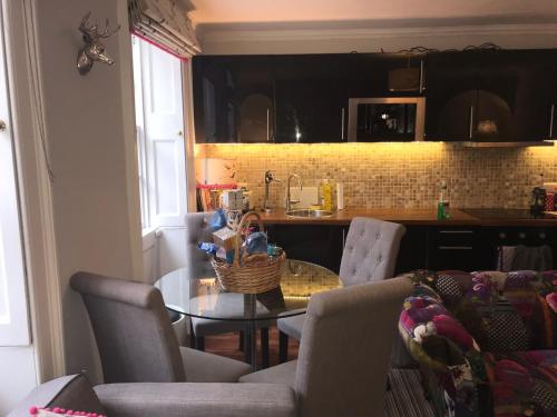 Ruang duduk di City Centre - Rivers Street, quiet 2 bed ground floor Georgian garden Apartment