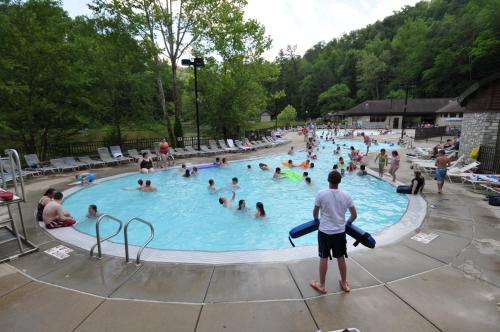 un grupo de personas en una piscina en Natural Bridge State Resort Park, en Slade