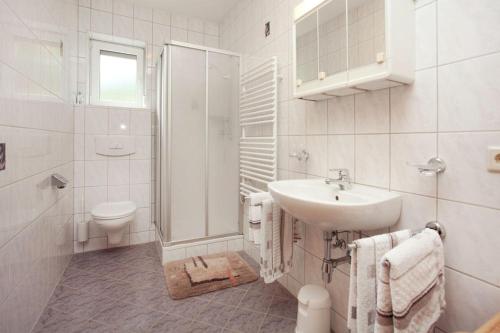 オプシュタイクにあるHaus Monikaの白いバスルーム(洗面台、トイレ付)