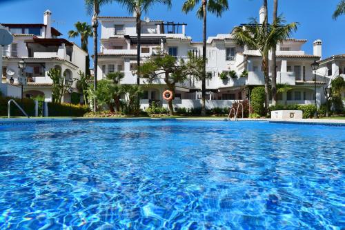 Πισίνα στο ή κοντά στο SERINAMAR- Los Naranjos de Marbella