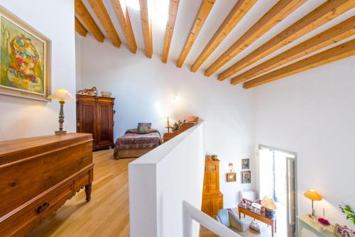 パレルモにあるCharming Apartment in the city center by Wonderful Italyの白い壁と木製の天井のリビングルーム