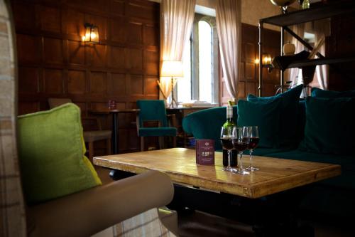 Posezení v ubytování Stonehouse Court Hotel - A Bespoke Hotel