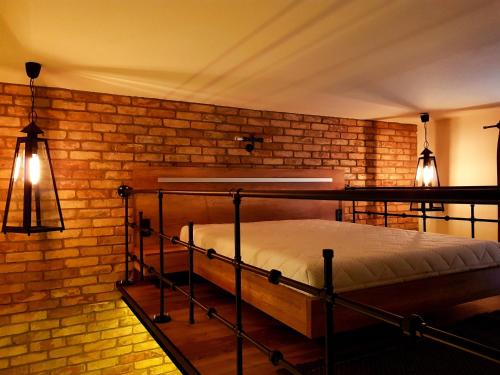 ブダペストにあるUltra Modern Homeのレンガの壁のドミトリールームのベッド1台分です。