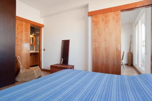 - une chambre avec un lit bleu dans l'établissement ApartEasy - Atic Sagrada Familia, à Barcelone