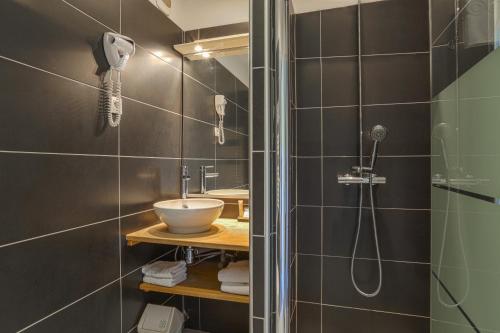 Ένα μπάνιο στο Hôtel-Spa-Piscine Le Petit Castel Beuzeville-Honfleur