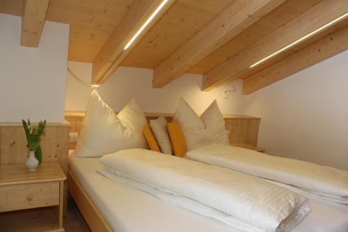 Tempat tidur dalam kamar di Huberhof