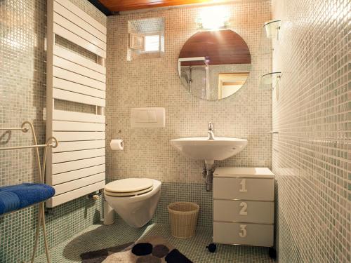 ヴェネツィアにあるCasa Cristinaのバスルーム(トイレ、洗面台、鏡付)