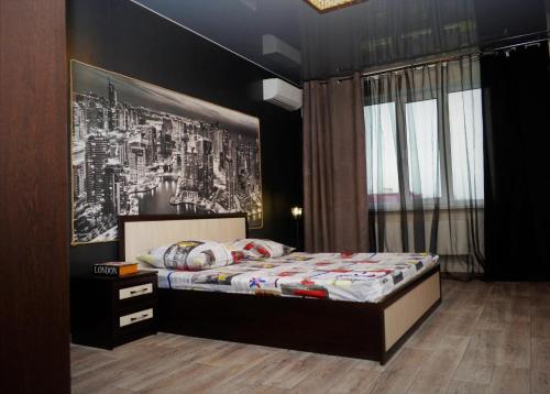 ヴォロネジにあるATLANT Apartments 171の黒い壁のベッドルーム1室(ベッド1台付)