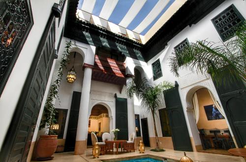 une cour d'une maison avec une piscine dans l'établissement Dar Assiya, à Marrakech