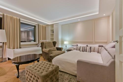 1 dormitorio con 1 cama, 1 sofá y 1 silla en Apartament Molo Superior, en Sopot