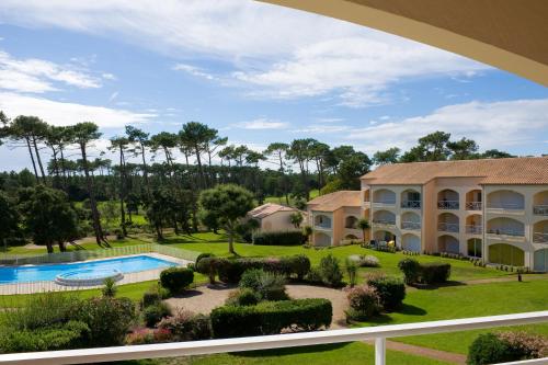 een luchtzicht op een resort met zwembad en landschapsarchitectuur bij Madame Vacances Residence Du Golf in Moliets-et-Maa