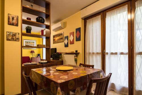 uma sala de jantar com mesa e cadeiras em Cozy Penthouse em San Donato Milanese