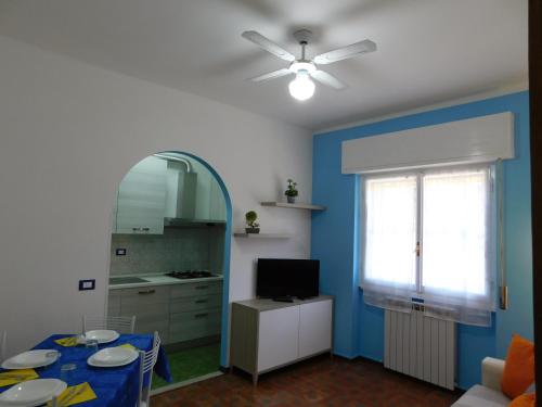 een keuken met een tafel en een plafondventilator bij Casa Azzurra in Riva Ligure