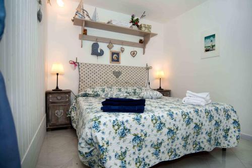 a bedroom with a bed with a floral bedspread at Hopps Studio in Mazara del Vallo