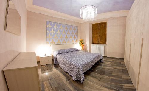 a bedroom with a bed and a table with a lamp at Il Merlo Verde in Monteverdi Marittimo