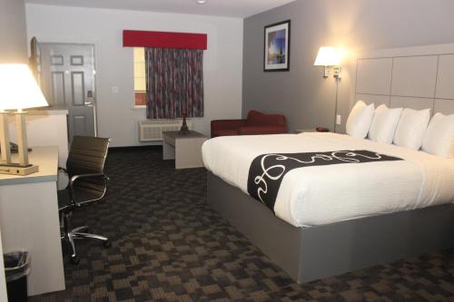 Voodi või voodid majutusasutuse Paris Inn & Suites toas