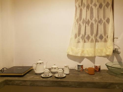 un tavolo con teiere e tazze sopra di South Heaven Villa a Hikkaduwa