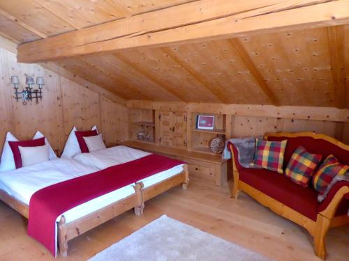 una camera con letto e divano di Hotel Roseg-Gletscher a Pontresina