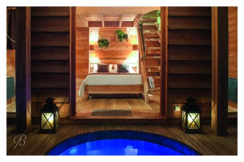 ein Schlafzimmer mit einem Bett in einem lichtdurchfluteten Zimmer in der Unterkunft Bois Des Nauzes in Seyches