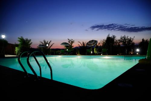 una gran piscina por la noche con el cielo en El Rincón de Cabañeros, en Retuerta de Bullaque