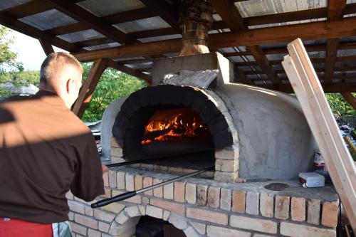 コリビツァにあるMontana Resort Colibitaの煉瓦窯の中を見ている男
