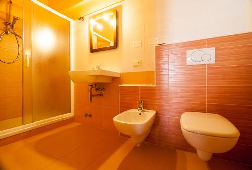 a bathroom with a toilet and a sink at Ginepro d'Abruzzo in Casamaina