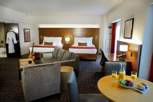Säng eller sängar i ett rum på Hard Rock Hotel & Casino Tulsa