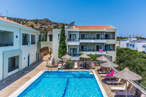 een afbeelding van een villa met zwembad bij Dias Hotel & Apts in Stalida