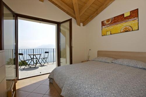 TraregoにあるVilla Graziosaのベッドルーム1室(ベッド1台付)、バルコニー(テーブル付)