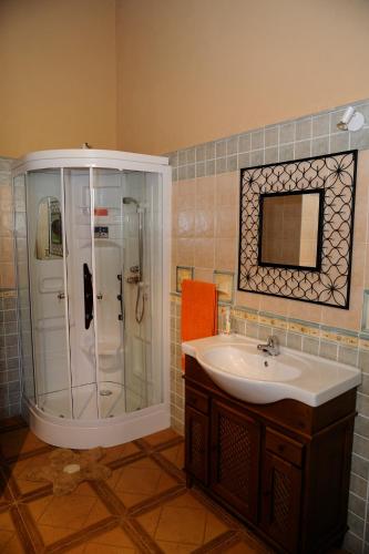 a bathroom with a shower and a sink at El Rincón de Cabañeros in Retuerta de Bullaque