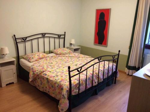 波爾托瓦爾特拉瓦利亞的住宿－Golfo Aranci，卧室配有一张床,墙上挂有绘画作品