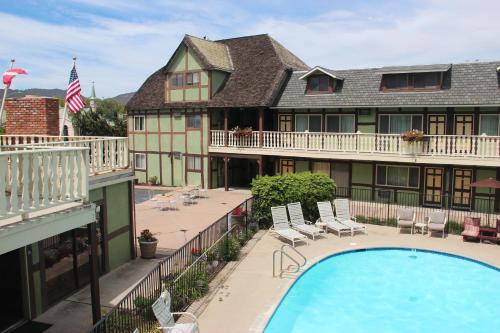 ソルバングにあるSvendsgaard's Lodge- Americas Best Value Inn & Suitesのスイミングプール付きの家の景色を望めます。