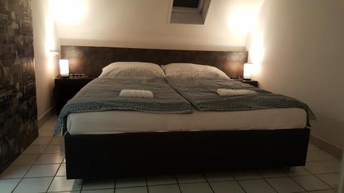 Een bed of bedden in een kamer bij Főnix de Lux Apartman