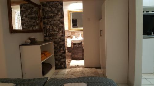 a bathroom with a sink and a mirror and a bathroomarijavascript at Főnix de Lux Apartman in Debrecen
