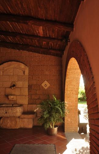 an archway in a brick building with a potted plant at La Caveja in Pietravairano