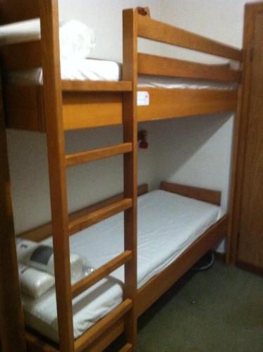 quelques lits superposés dans une chambre dans l'établissement Terrasses Du Mont Blanc, à Praz de Lys - Sommand