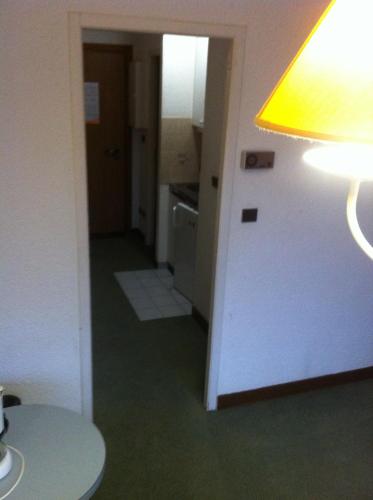 une pièce avec un couloir avec une lampe et une table dans l'établissement Terrasses Du Mont Blanc, à Praz de Lys - Sommand
